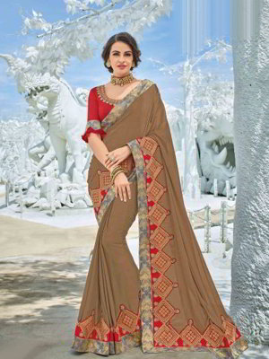Бежевое индийское сари из креп-жоржета, украшенное вышивкой со стразами