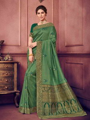 Зелёное шёлковое индийское сари, украшенное вышивкой со стразами, пайетками