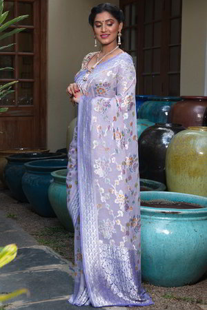 Лавандовое индийское сари из шёлка и креп-жоржета, украшенное вышивкой люрексом