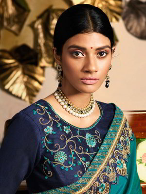 Синее индийское сари из креп-жоржета и шёлка, украшенное вышивкой
