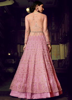 Розовое длинное платье в пол, с длинными прозрачными рукавами, украшенное вышивкой