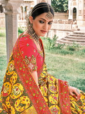 Жёлтое нарядное индийское сари из шёлка, украшенное вышивкой с люрексом
