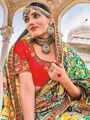 Разноцветное индийское сари из шёлка, украшенное вышивкой с бисером