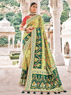 Зелёное индийское сари из шёлка, украшенное вышивкой с бисером