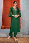 *Зелёное нарядное платье / костюм, украшенное вышивкой