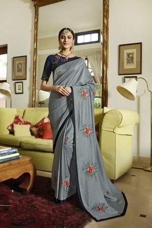 Серое шёлковое индийское сари, украшенное вышивкой с кружевами