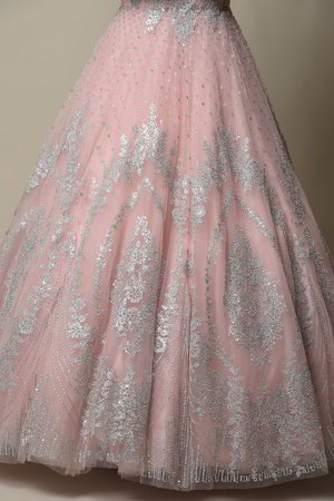 Лососевое и розовое платье / костюм из фатина без рукавов, украшенное вышивкой