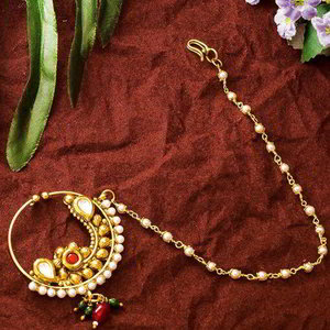 Молочное и золотое индийское кольцо в нос с перламутровыми бусинками