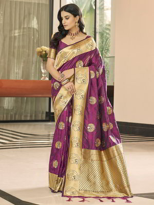 Фиолетовое жаккардовое и шёлковое индийское сари, украшенное вышивкой люрексом