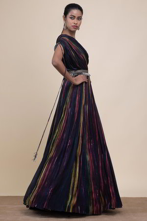 Разноцветное платье / костюм из крепа без рукавов, украшенное печатным рисунком, вышивкой