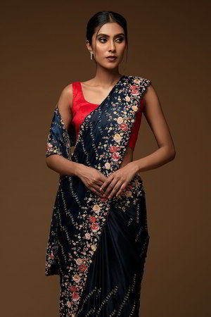 Синее индийское сари из крепа, украшенное вышивкой