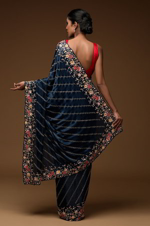 Синее индийское сари из крепа, украшенное вышивкой