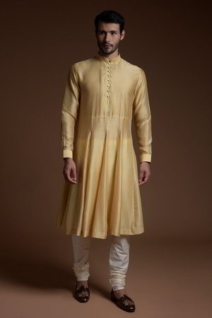 Светло-жёлтый хлопко-шёлковый и шёлковый индийский свадебный мужской костюм / шервани, украшенный вышивкой