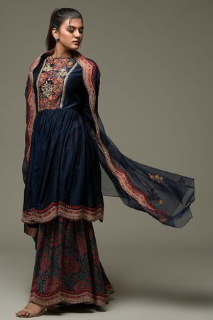 Синее платье / костюм из натурального шёлка с длинными рукавами, украшенное вышивкой