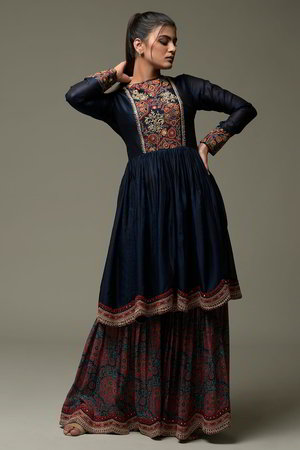 Синее платье / костюм из натурального шёлка с длинными рукавами, украшенное вышивкой