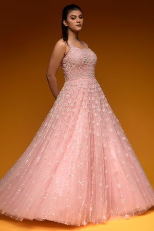 Светло-розовое платье / костюм из фатина без рукавов, украшенное вышивкой