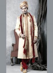 Кремовый старинный индийский свадебный мужской костюм из шёлка (брюки красные)