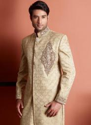 Бежевый национальный индийский свадебный мужской костюм из шёлка