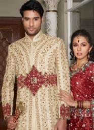 Бежевый национальный индийский свадебный мужской костюм из парчи