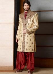 Золотой элитный индийский свадебный мужской костюм из шёлка (брюки тёмно-алые)