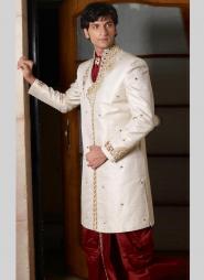 Белый оригинальный мужской костюм из шёлка (брюки тёмно-алые) для свадьбы в индийском стиле