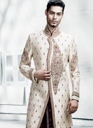Кремовый необычный индийский свадебный мужской костюм из шёлка