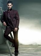 Бордовый оригинальный мужской костюм-тройка (с жилетом) + шейный платок с брошью