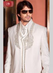 Необычный свадебный белый мужской костюм-тройка (с жилетом) + рубашка + галстук с брошью