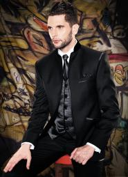 Чёрный торжественный мужской костюм-тройка (с жилетом) + рубашка + галстук