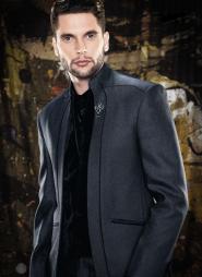 Тёмно-серый интересный мужской костюм-тройка (с жилетом), украшенный вышивкой + рубашка