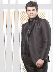 Чёрный фирменный мужской костюм-двойка + рубашка + галстук с брошью