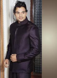 Стильный мужской френч (воротник — стойка) цвета тёмного индиго, украшенный вышивкой скрученной шёлковой нитью