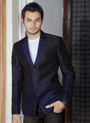 Тёмно-синий приталенный мужской пиджак + чёрные брюки