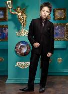 Чёрный праздничный френч (воротник — стойка) + брюки + тёмно-алая рубашка + шейный платок с брошью для мальчиков от 2 до 16 лет