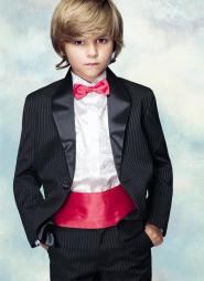 Чёрный смокинг + брюки + белая рубашка с бабочкой + светло-вишнёвый пояс-кушак камербанд для мальчиков от 2 до 16 лет