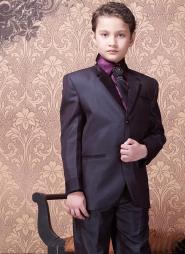 Чёрный брючный костюм-двойка + сливовая рубашка + галстук с брошью для мальчиков от 2 до 16 лет