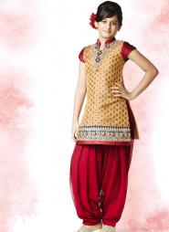Национальный индийский костюм для девочек от 2 до 16 лет — песочная туника (камиз) из искусственного шёлка, украшенная вышивкой скрученной шёлковой нитью с люрексом + малиновые широкие брюки (шальвары)