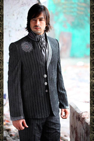 Чёрный роскошный мужской костюм-двойка в тонкую полоску + рубашка