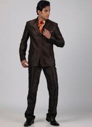 Кофейный стильный мужской костюм-двойка из атласа + яркий шейный платок