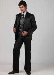 Чёрный молодёжный мужской костюм-тройка из атласа (с жилетом) + белая рубашка + галстук с брошью