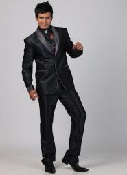 Чёрный атласный мужской костюм-тройка (с жилетом) + шейный платок с брошью