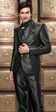 Чёрный стильный мужской костюм-тройка (с жилетом) + рубашка + галстук с брошью