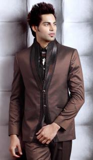 Кофейный молодёжный мужской костюм-тройка (с жилетом) + рубашка + галстук с брошью