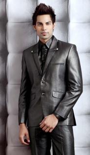 Модный мужской костюм-двойка цвета мокрого асфальта + рубашка + галстук с брошью