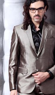 Серебристый приталенный мужской костюм-двойка + чёрная шёлковая рубашка