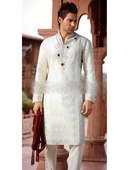 Сливочный мужской индийский национальный костюм из шёлка, украшенный вышивкой скрученной шёлковой нитью, стразами, бисером, пайетками и перламутровыми бусинками