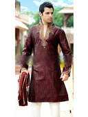 Бордово-молочный мужской индийский национальный костюм из парчи, украшенный вышивкой скрученной шёлковой нитью, стразами, бисером, бусинками и пайетками