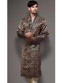 Бежевый мужской индийский национальный костюм из парчи, украшенный стразами и бисером