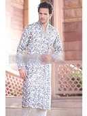 Сливочный мужской индийский национальный костюм из бархата, украшенный вышивкой скрученной шёлковой нитью, стразами и бисером