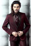 Тёмно-красный мужской костюм-двойка из жаккардовой ткани + шёлковая рубашка + галстук с брошью